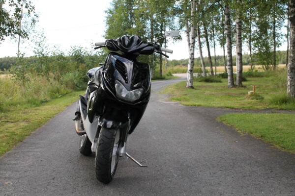 Tun'r etukate, musta, Yamaha Aerox ＜-12