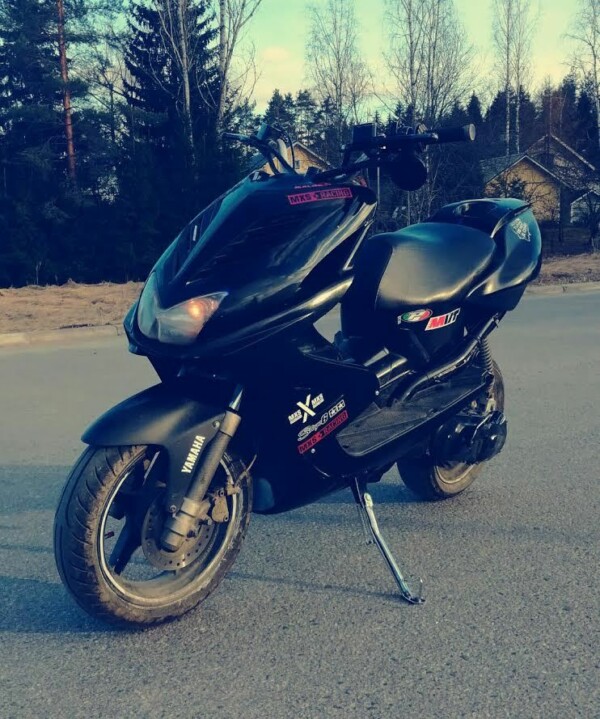 Tun'r etukate, musta, Yamaha Aerox ＜-12