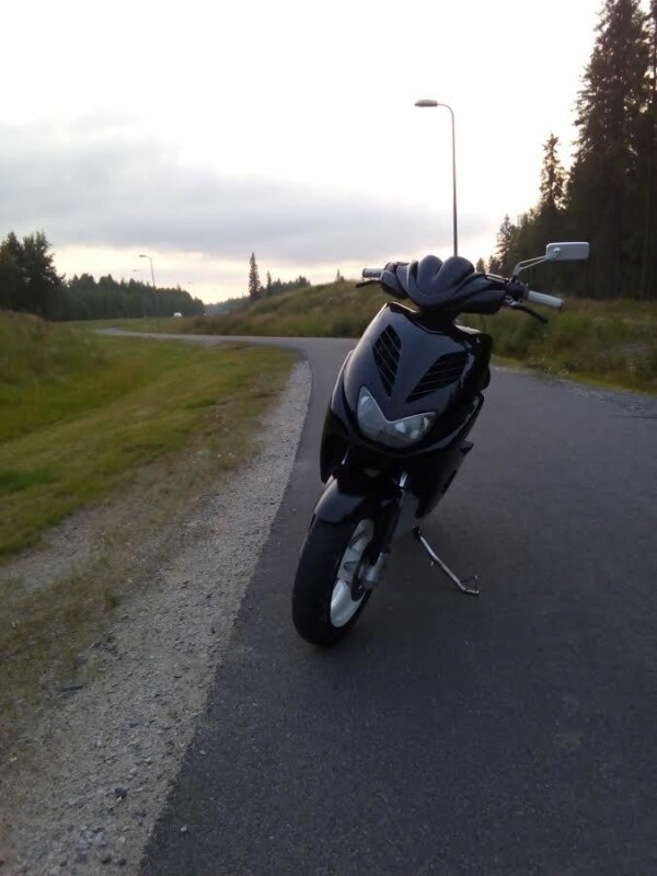 Tun'r etukate, musta, Yamaha Aerox ＜-12