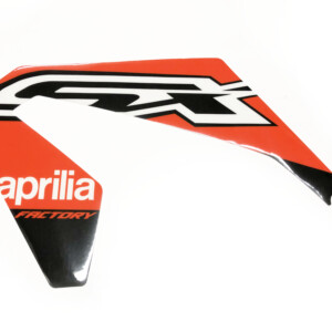 Etukatteen tarra (vasen, punainen), Aprilia RX/SX 18->