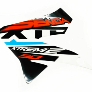 Etukatteen tarra (puna/valko/musta, vasen), Derbi Senda DRD X-Treme 10-17